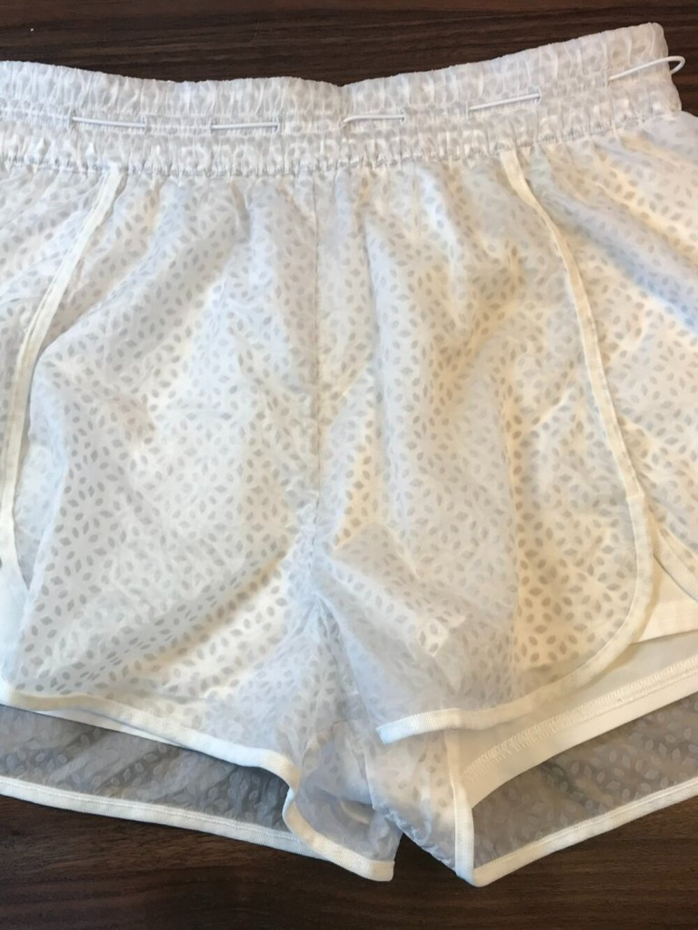 lululemon Women's shorts Size 4 Silhouette White with print and inside pocket - Picture 1 of 11